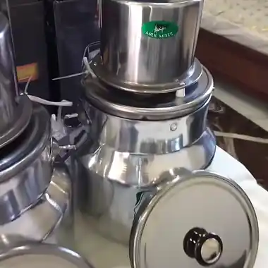 المحرك الكهربائي فوق الوعاء